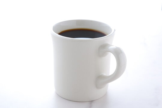 
お気に入りのマグカップに淹れたてのコーヒーを入れてひと休みしているイメージ
