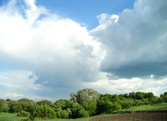 Obraz premium White cloud against the blue sky in early spring. 