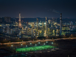 Naklejka premium night view of the oil factory