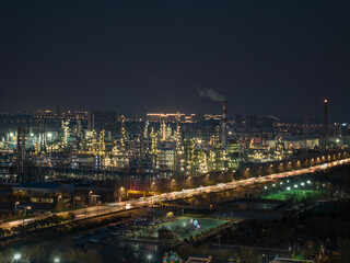 Fototapeta na wymiar night view of the oil factory