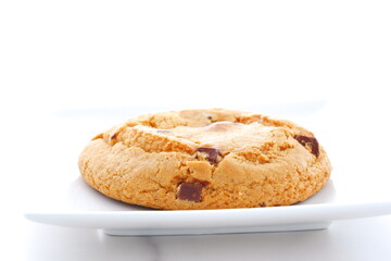 白い皿の上のチョコチップクッキー
