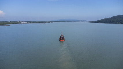 Obraz premium An unmanned tugboat passing through the South Kalimantan sea after delivering the barge to the delivery point