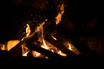 Feuer und Flammen am Lagerfeuer