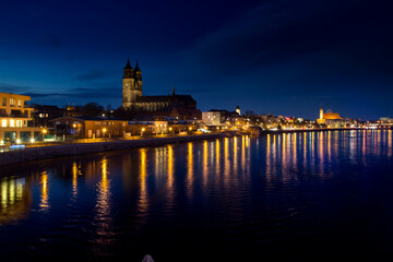 Fototapeta na wymiar Magdeburg Panorama Dom Elbe bei Nacht