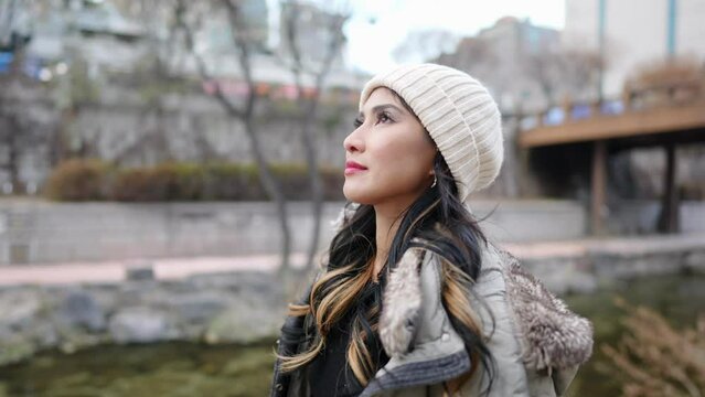 冬の寒い日に大韓民国ソウル市街を散歩する２０代の若いフィリピン人女性 A young Filipino woman in her 20s taking a walk in the city of Seoul, South Korea, on a cold winter day