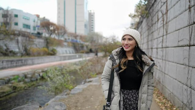 冬の寒い日に大韓民国ソウル市街を散歩する２０代の若いフィリピン人女性 A young Filipino woman in her 20s taking a walk in the city of Seoul, South Korea, on a cold winter day