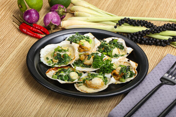 Grilled scallops with green onion