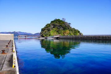 晴れ渡った朝の若狭高浜海釣り公園（福井県高浜町）