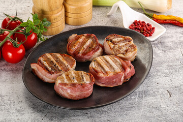 Grilled pork tenderloin with bacon