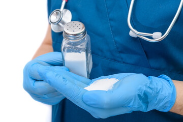 Lekarz wysypuje na rękę sól kuchenną, problemy zdrowotne nadciśnienie krwi 