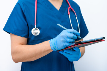 Lekarz rodzinny uzupełnia elektroniczną kartę pacjenta 