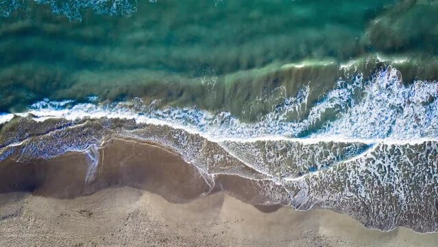 Luftaufnahmen vom Meer und Wellen die auf den Strand schlagen
