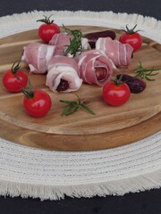 Datteln im Speckmantel