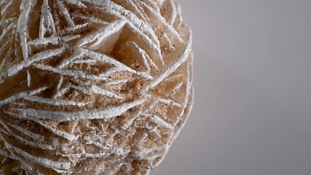 'Desert Rose' - Baryte (barium sulphate) rotating slowly 	
