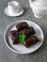 Block cake is a typical West Java snack which is rectangular in shape and thick. The ingredients  include wheat flour, milk, sugar, baking soda, eggs, and margarine. Kue Balok Brownies
