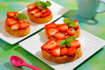 Torrijas (typical Spanish meal) with strawberries.
