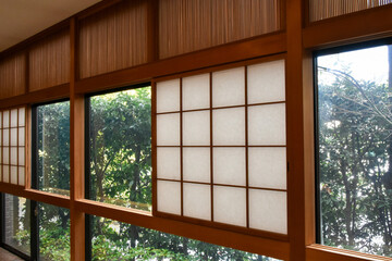日本家屋　障子と窓から見える景色