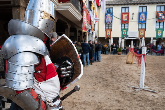 Caballero cruzado medieval en un torneo de la feria de las mercader&iacute;as en Tendilla, Guadalajara, Espa&ntilde;a.