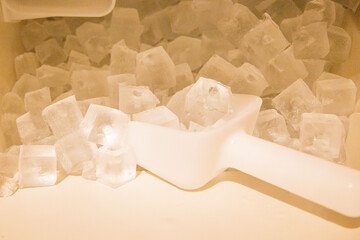 ホテルやレストラン、ファミレスの大きな業務用の冷凍庫の製氷機で作られたたくさんの四角の氷（東京都）
