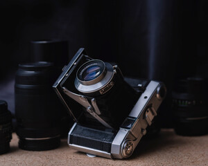 Im Studio dunkler Hintergrund, kleine analoge Kamera für 35mm Film, mit Balgenauszug