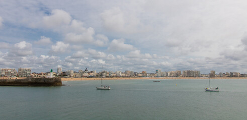 panorama sur la ville des Sables d'Olonne en Vendée avec l'entrée du port, la petite jetée et son phare vert et les grandes plages de sable