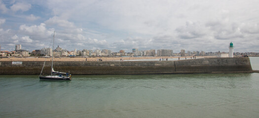 panorama sur la ville des Sables d'Olonne en Vendée avec l'entrée du port, la petite jetée et son phare vert et les grandes plages de sable