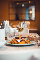 Entrée, plat et dessert d'un restaurant bistronomique tendance