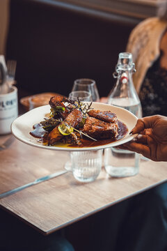 Entr&eacute;e, plat et dessert d'un restaurant bistronomique tendance