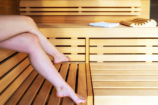 Beine einer Frau in einer Sauna