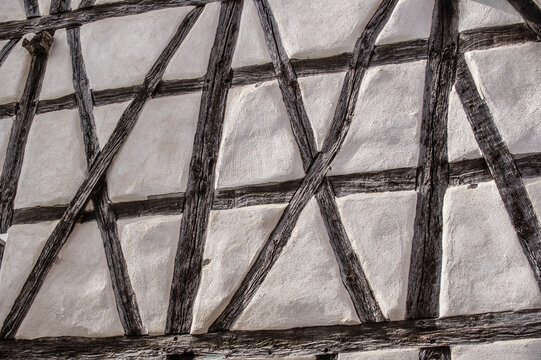Historisches Fachwerk mit wei&szlig; verputzter Wand im Seitenlicht in Neckartenzlingen.