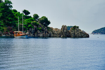 Yacht vor Anker in einer natürlichen Bucht der Halbinsel Datca an der türkischen Ägäis bei...