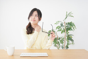 オフィスワークで疲れた若い女性