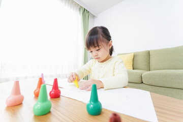 お絵かきをする子ども