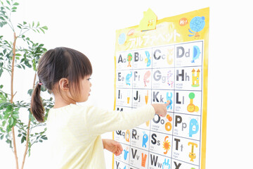 英語の勉強をする子供