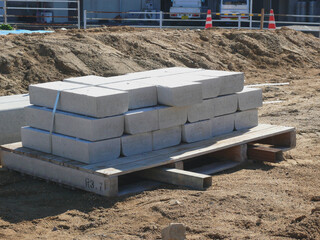 建設現場に準備されたコンクリートブロック。