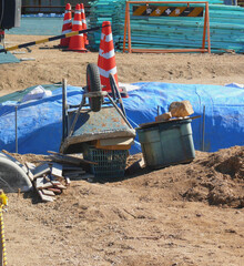 工事現場の一輪車。 日本の建築現場。 © Toshiyuki