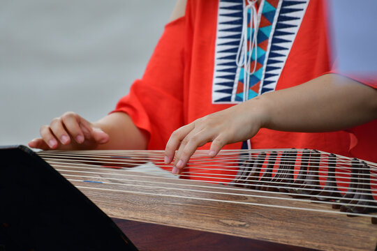 A hand that plays Korean musical instrument gayageum