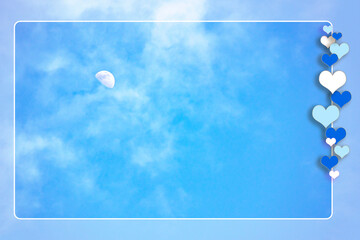 美しい青い空と白い雲と昼間の月のハートフレーム