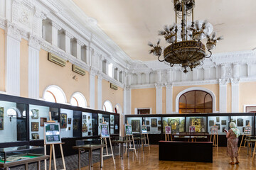 Fototapeta premium Niko Berdzenishvili Kutaisi State History Museum in Kutaisi, Georgia, main exhibition room with glass old-style showcases in classical building.