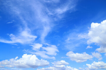 美しい青い空と白い雲
