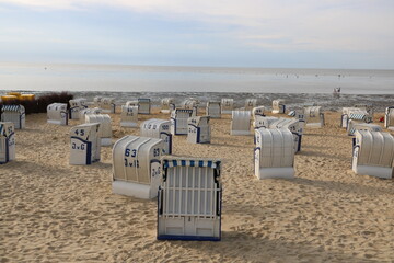 Blick über den Strand an der Nordsee in Cuxhaven Duhnen mit weißen Strandkörben aufs Meer