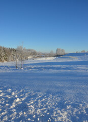 Winterlandschaft mit Schnee und Himmelblau - 745263594
