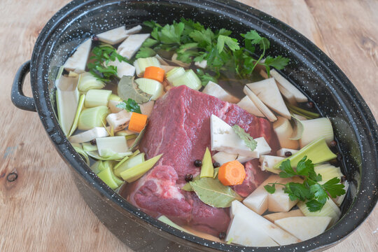 Rindfleich suppenfleisch im topf