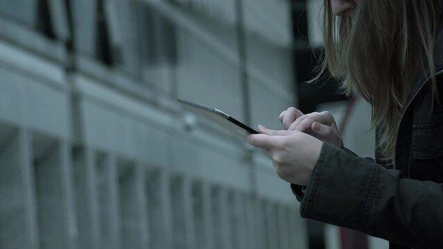 businesswoman using tablet in the city: closeup footage on hands 