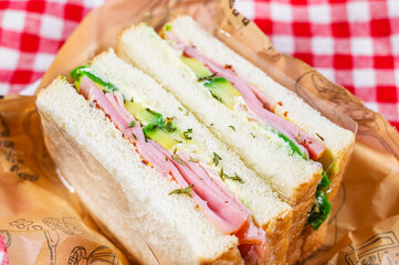 アボカドとハムのサンドイッチ