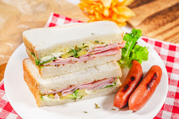 手作りのサンドイッチとウインナー