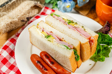 手作りのサンドイッチとウインナー