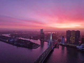 Zelfklevend Fotobehang Pink sky - Aerial view of the skyline of Rotterdam at sunrise © LE-gals Photography