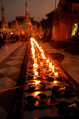 Candeline nel tempio in Birmania