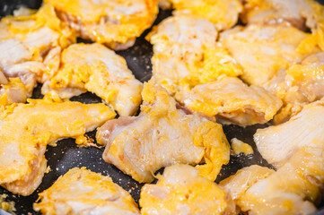 焼けてきた鶏むね肉　ピカタ作り